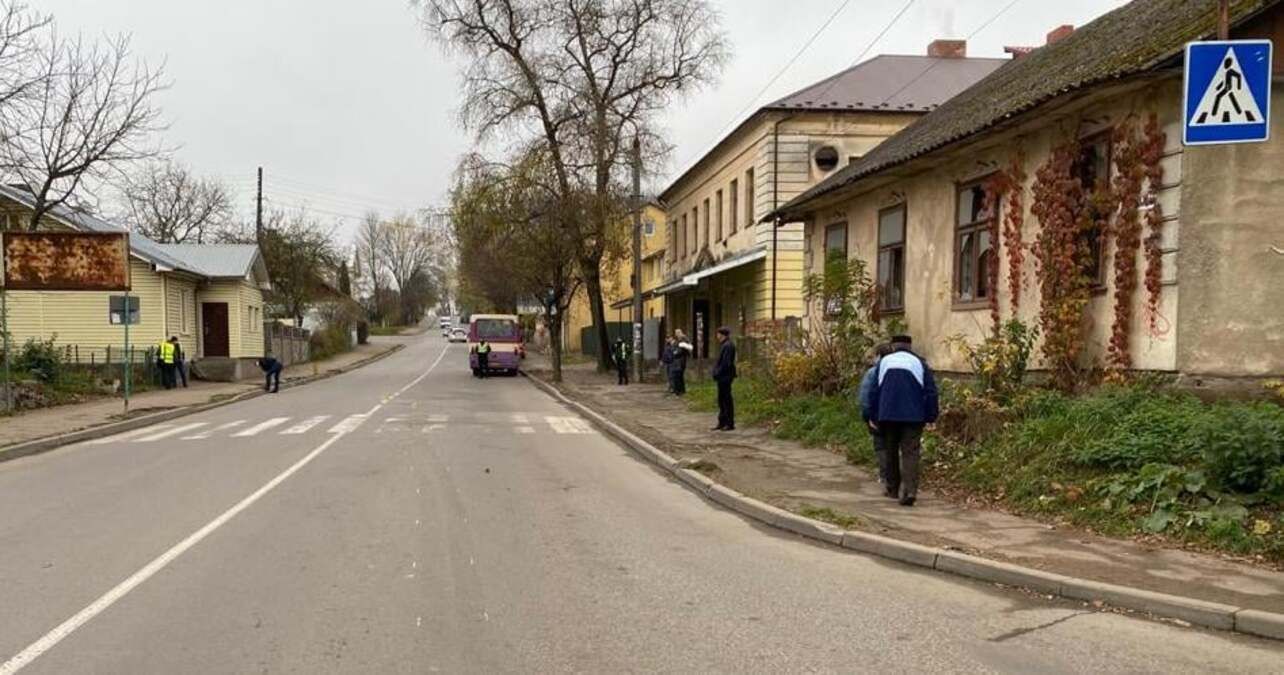 У Дрогобичі водій автобуса на смерть збив школярку на пішохідному переході: фото