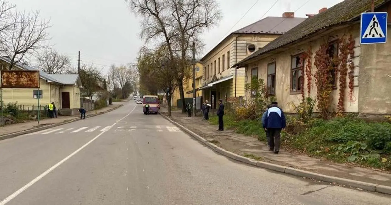 На Львівщині водій автобуса на смерть збив школярку на пішохідному переході: фото