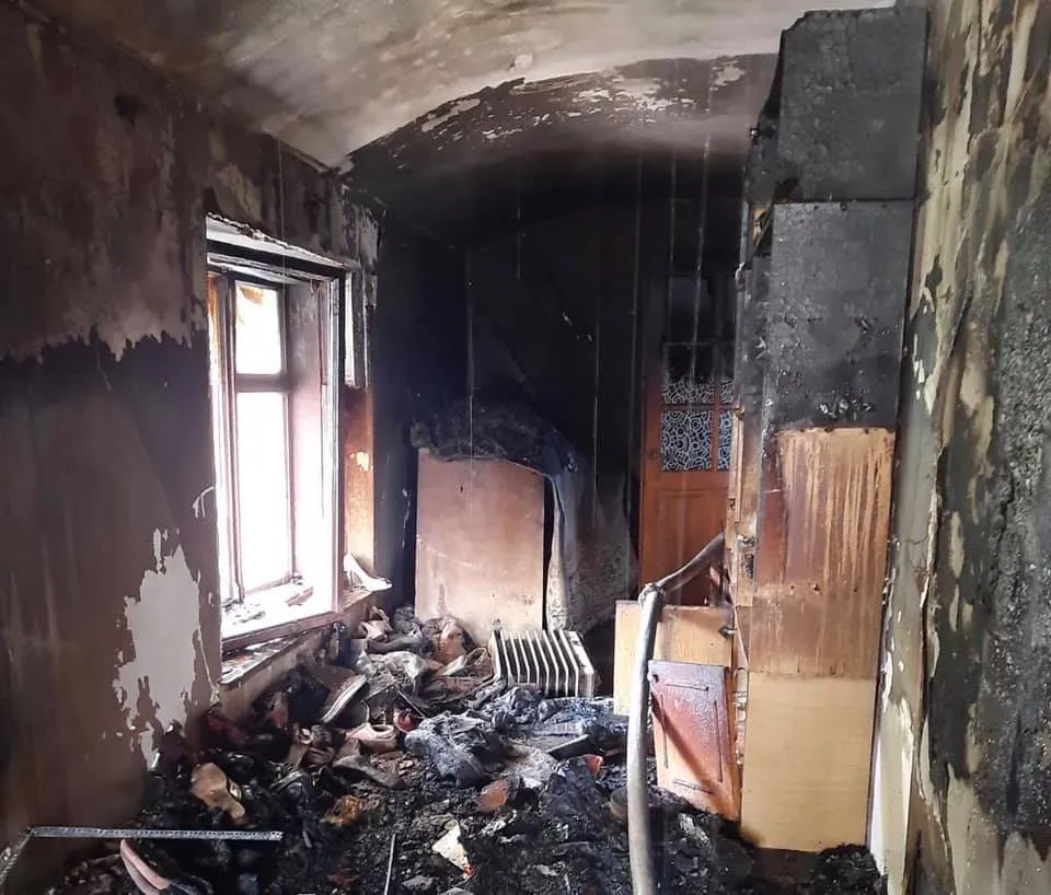 На Львівщині трапилась нищівна пожежа у 2-поверховому будинку: фото згарища
