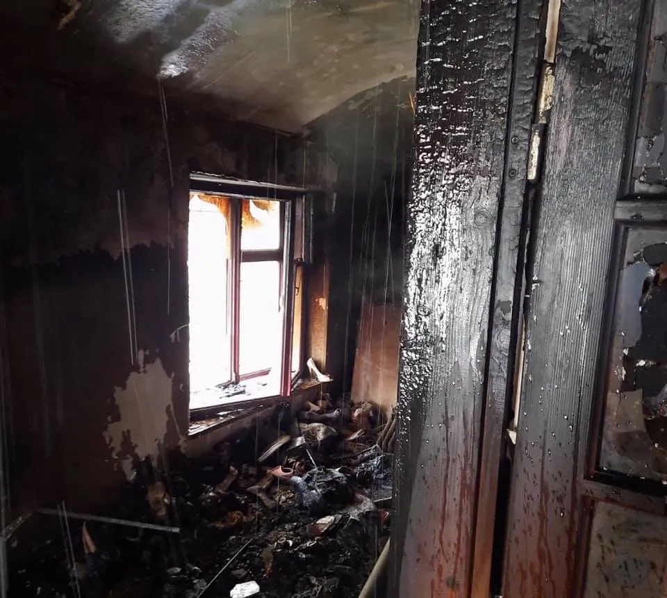 На Львівщині трапилась нищівна пожежа у 2-поверховому будинку: фото згарища
