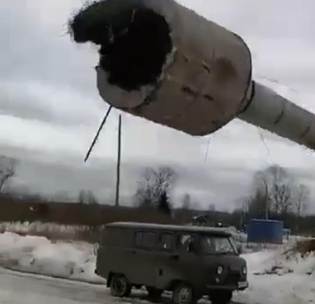 В России коммунальщики вместо укрепления башни завалили ее: видео