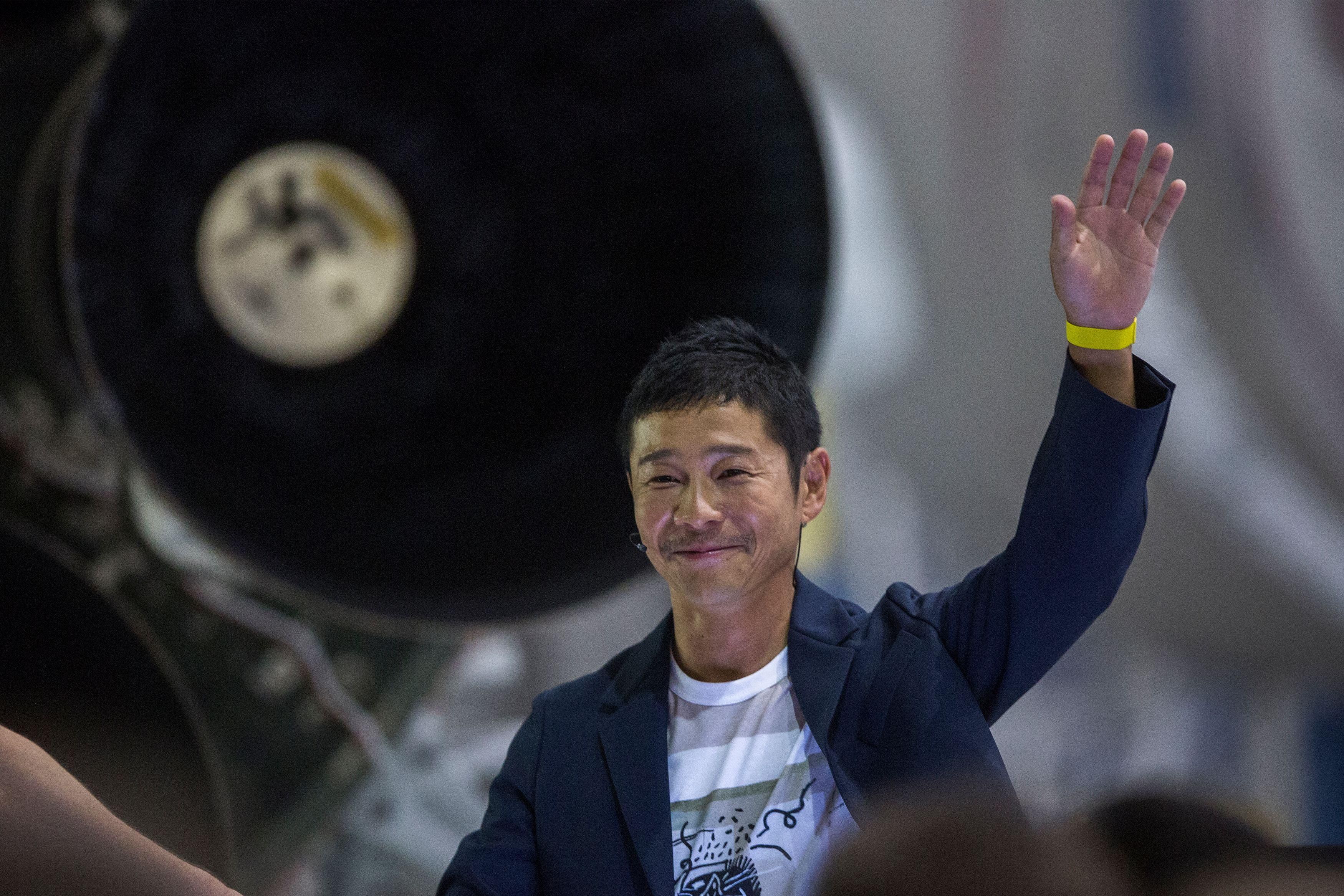 Эпатажный японский миллиардер ищет 8 человек для путешествия на Луну