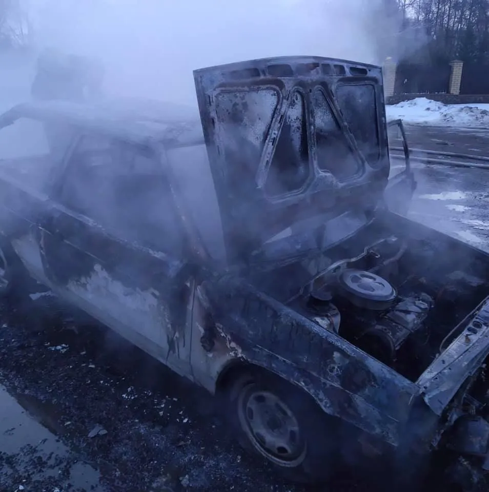 На Львівщині посеред дороги вщент згорів автомобіль: фото