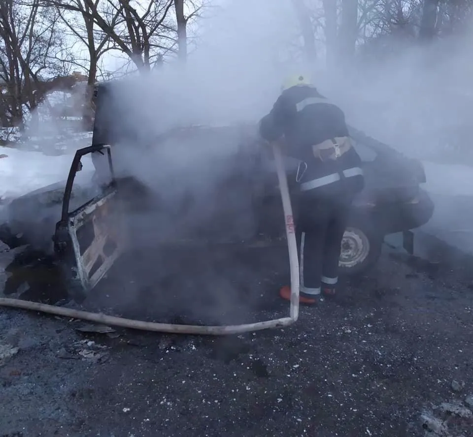 На Львівщині посеред дороги вщент згорів автомобіль: фото