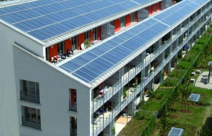 На крышах энергоэффективных домов размещают солнечные панели