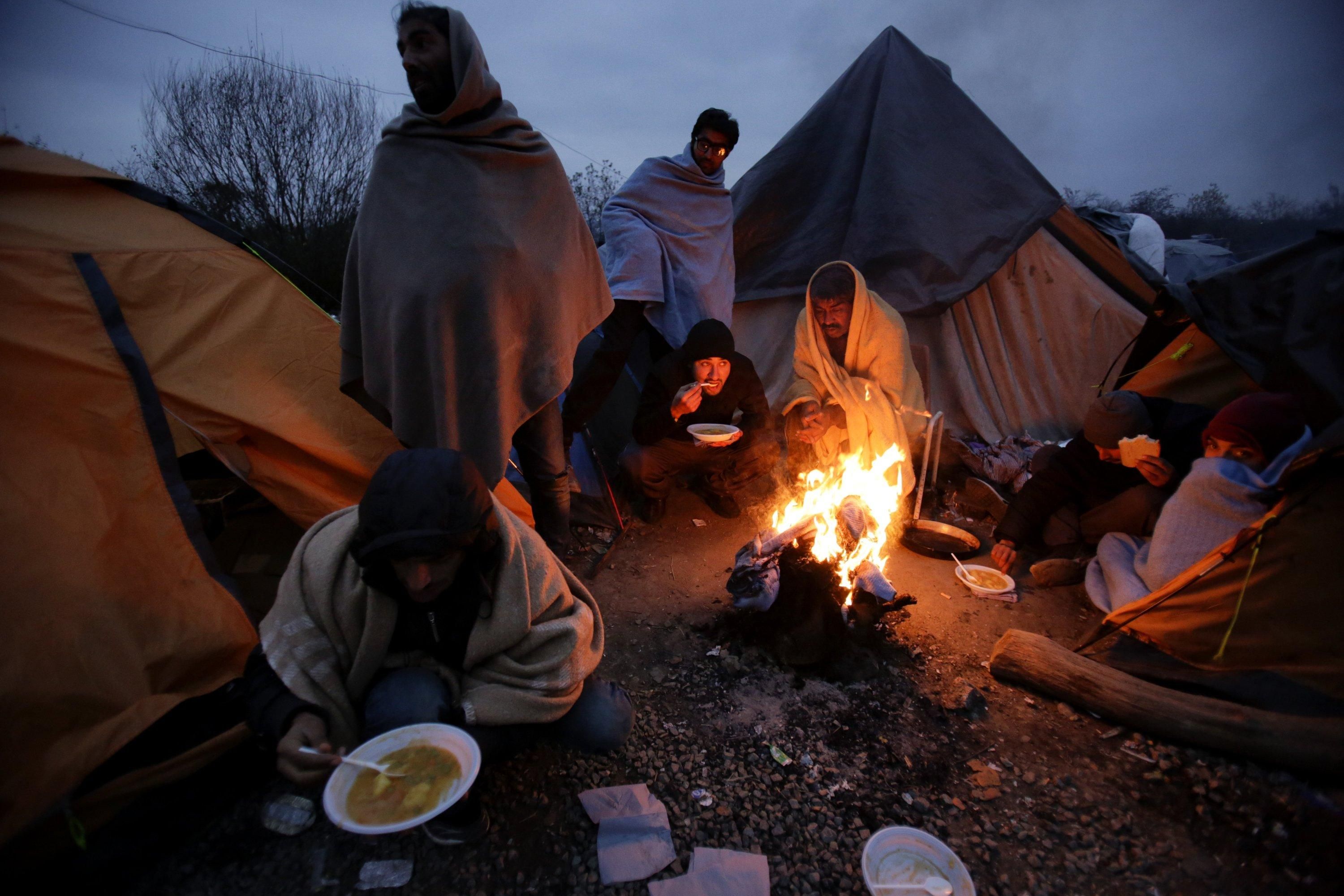 Біженці біля вогнища у таборі 