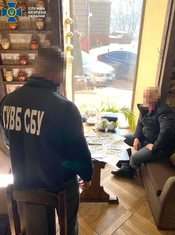 У Львові іноземець намагався підкупити співробітника СБУ: фото У Львові іноземець намагався підкупити співробітника СБУ: фото