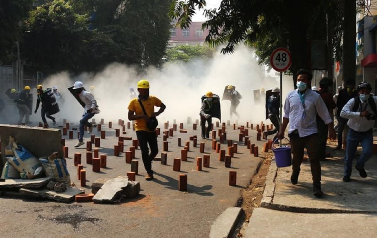 У М'янмі силовики знову стріляли по протестувальниках: є жертви У М'янмі силовики знову стріляли по протестувальниках: є жертви