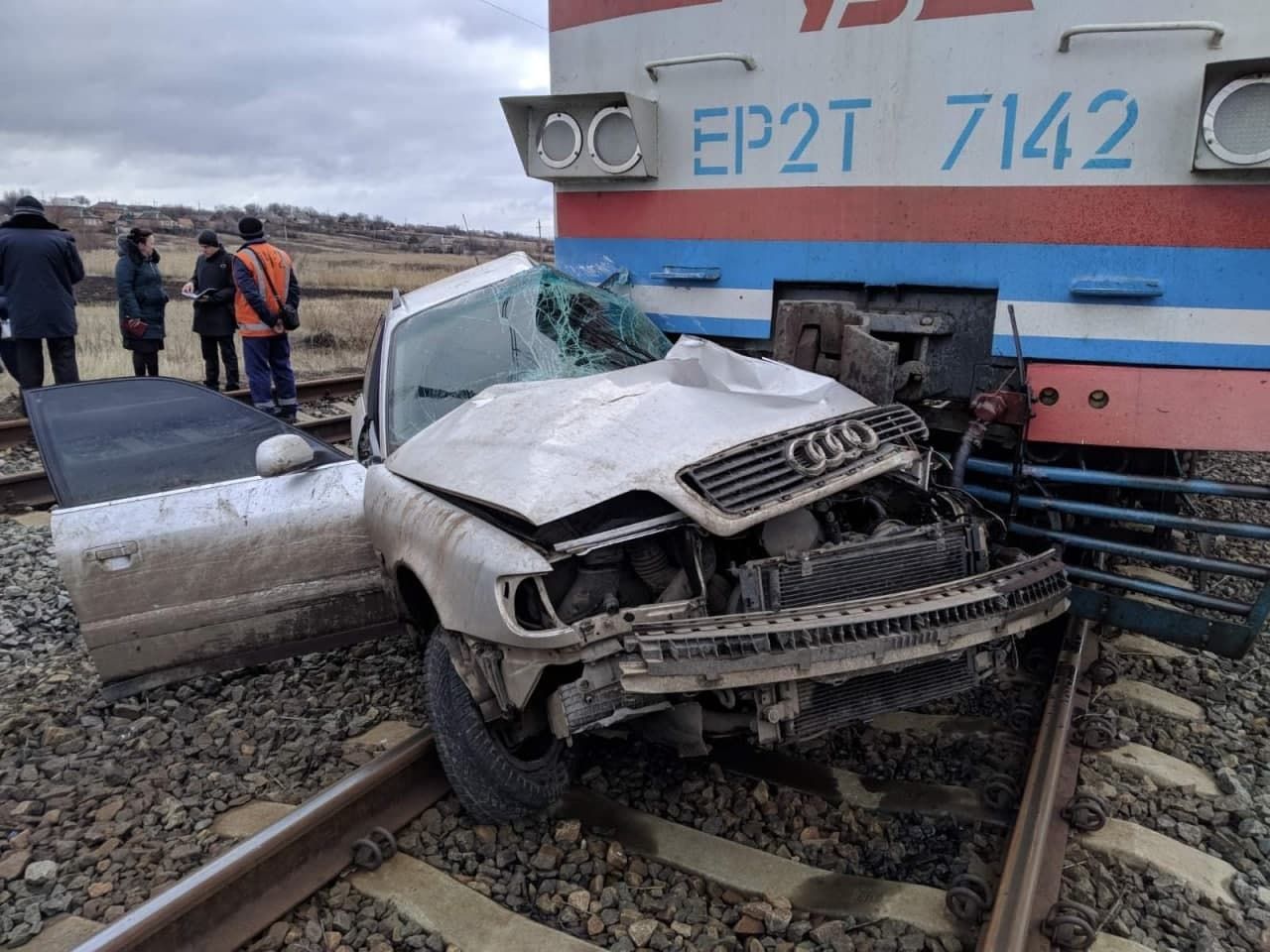 В Донецкой области поезд разбил Audi, водитель погиб