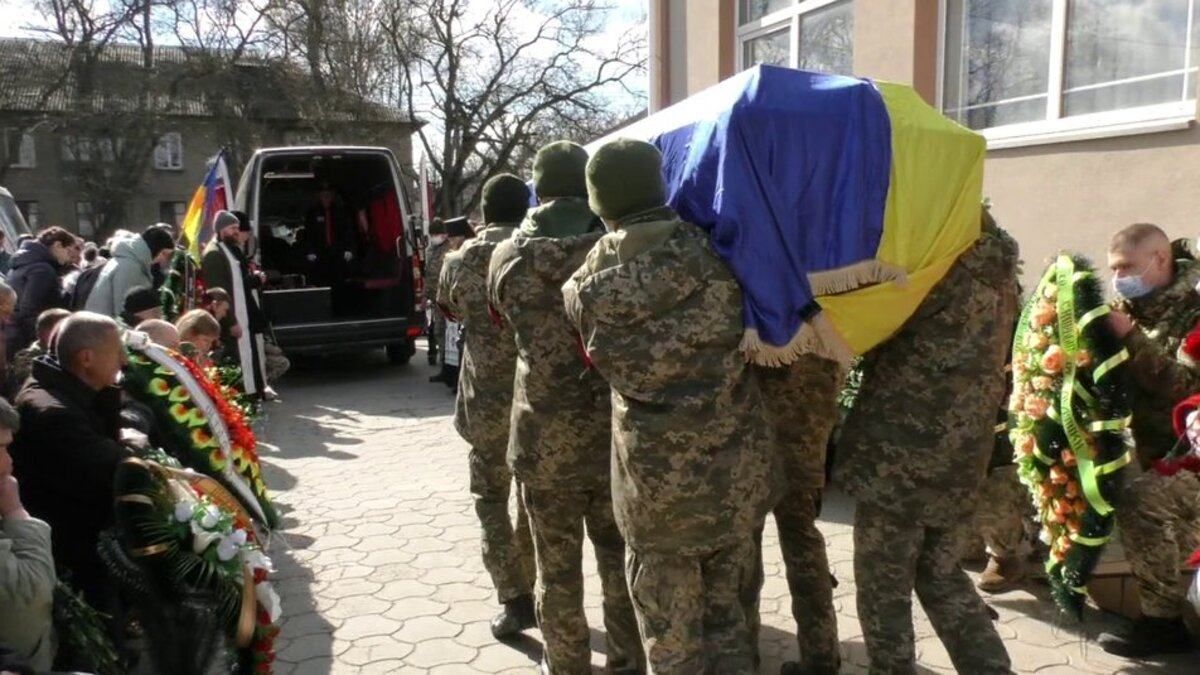 У Херсоні провели в останню путь загиблого бійця Сергія Моісєєнка У Херсоні провели в останню путь загиблого бійця Сергія Моісєєнка