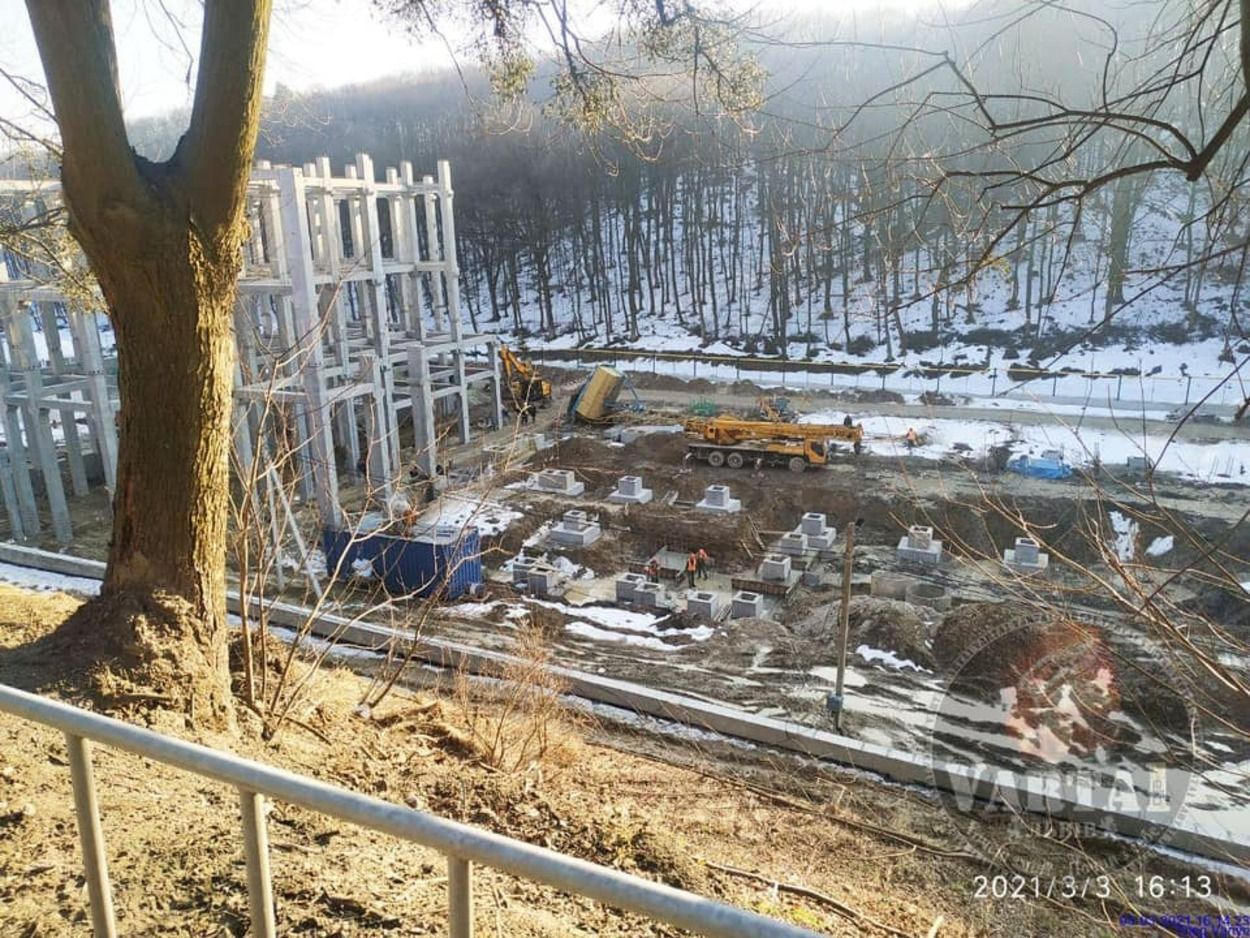 Во Львове на 03.03.2021 строительной площадке упал гусеничный кран: фото Во Львове на 03.03.2021 строительной площадке упал гусеничный кран: фото