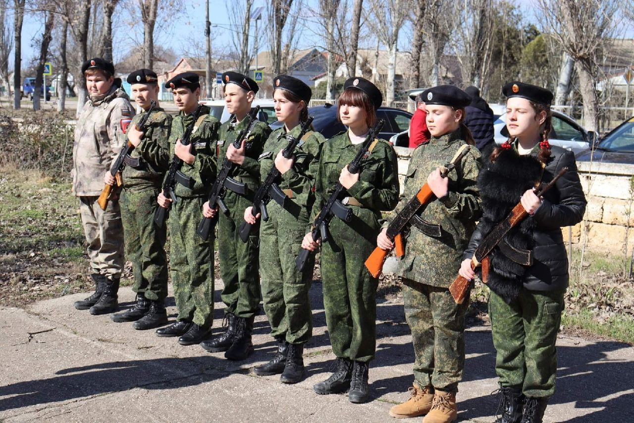 Як окупанти зомбують дітей у кримському місті Саки: фото