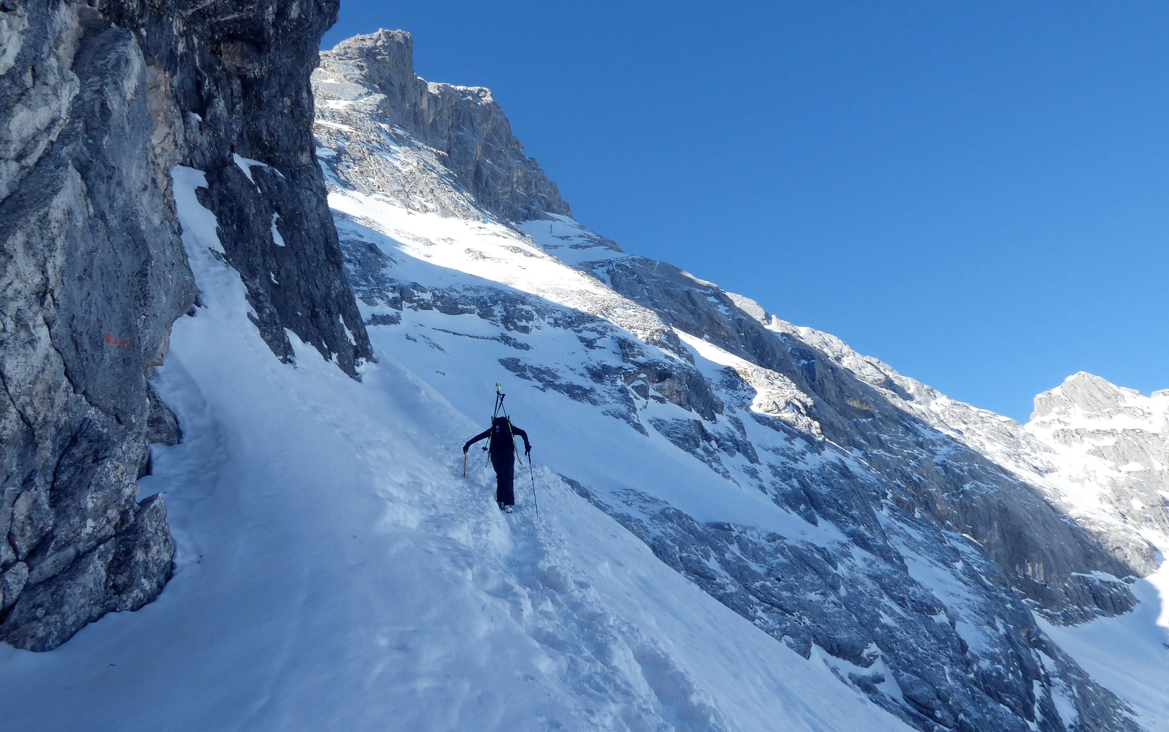 Лавины и поднятия уровня воды: спасатели предупреждают об опасности Лавины и поднятия уровня воды: спасатели предупреждают об опасности