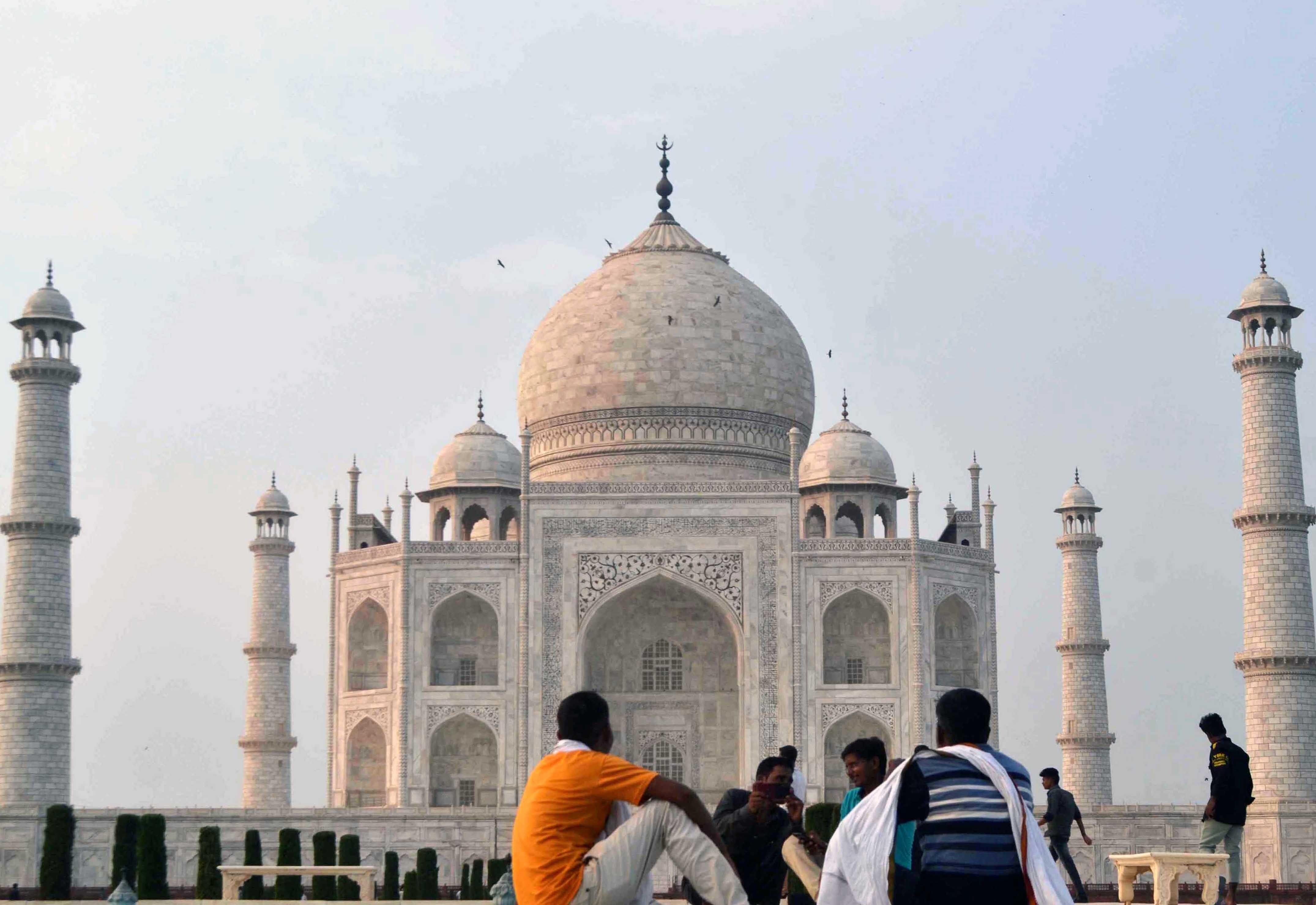 Из-за угрозы взрыва из Тадж-Махала эвакуировали 1000 туристов: видео Из-за угрозы взрыва из Тадж-Махала эвакуировали 1000 туристов: видео