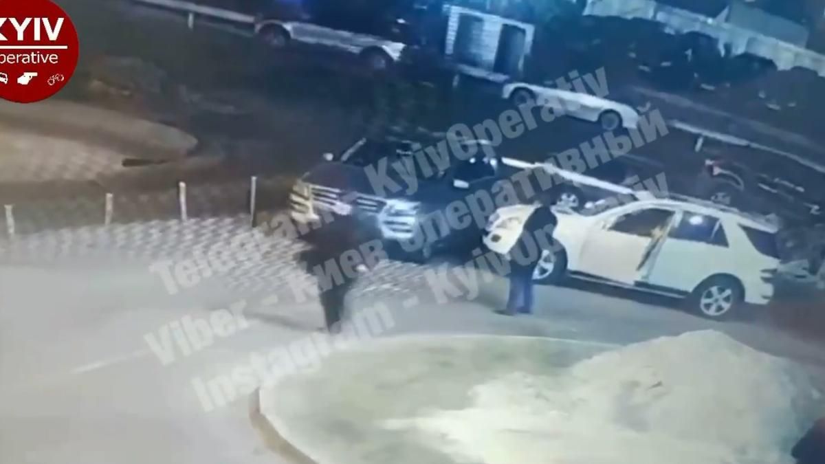 В Киеве автоугонщик выбежал на дорогу с пистолетом и забрал машину 