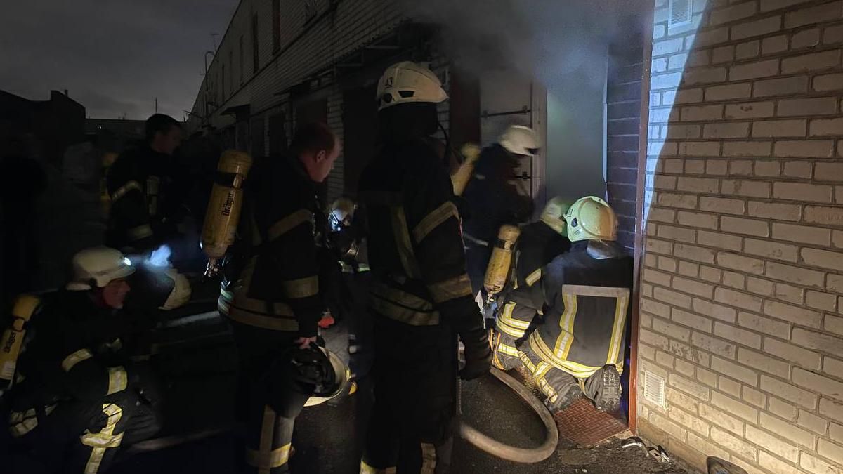 Пожар в гараже-сауне в Киеве: полиция показала как спасали людей 