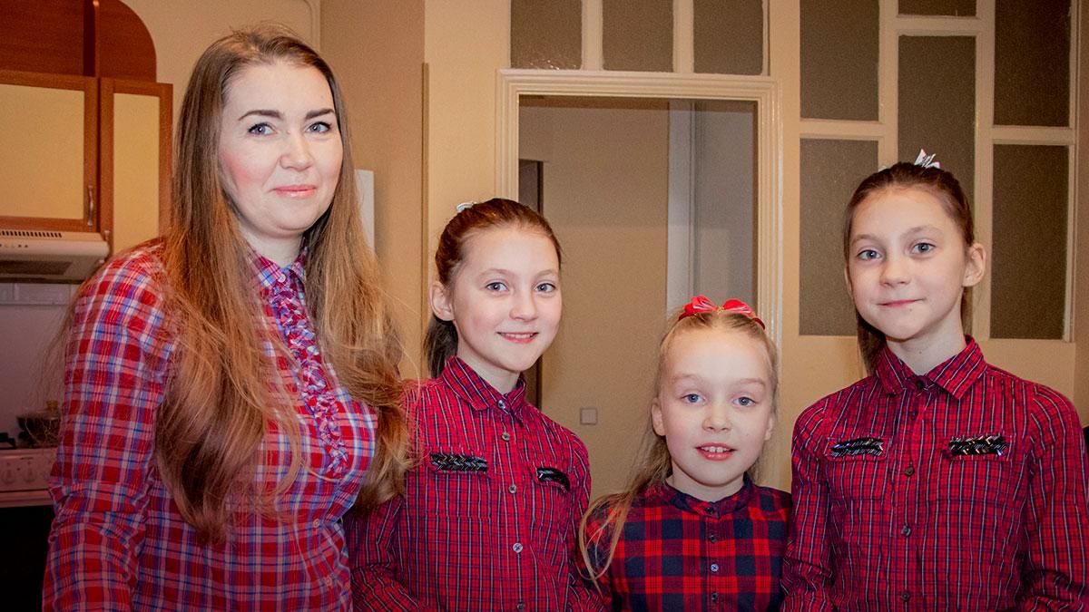 Анастасія з трьома доньками Анастасія з трьома доньками