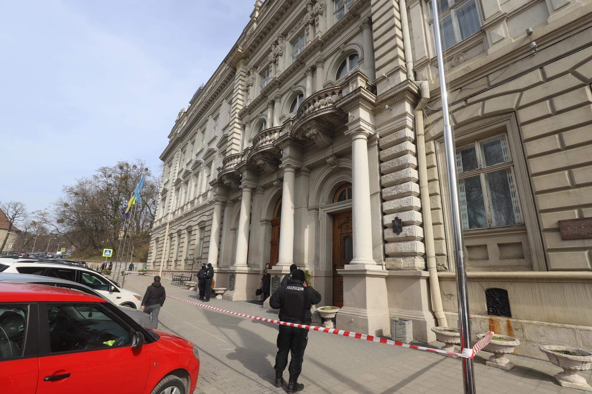Во Львове 04.03.2021 заминировали помещения ЛОГА и СБУ: фото Во Львове 04.03.2021 заминировали помещения ЛОГА и СБУ: фото