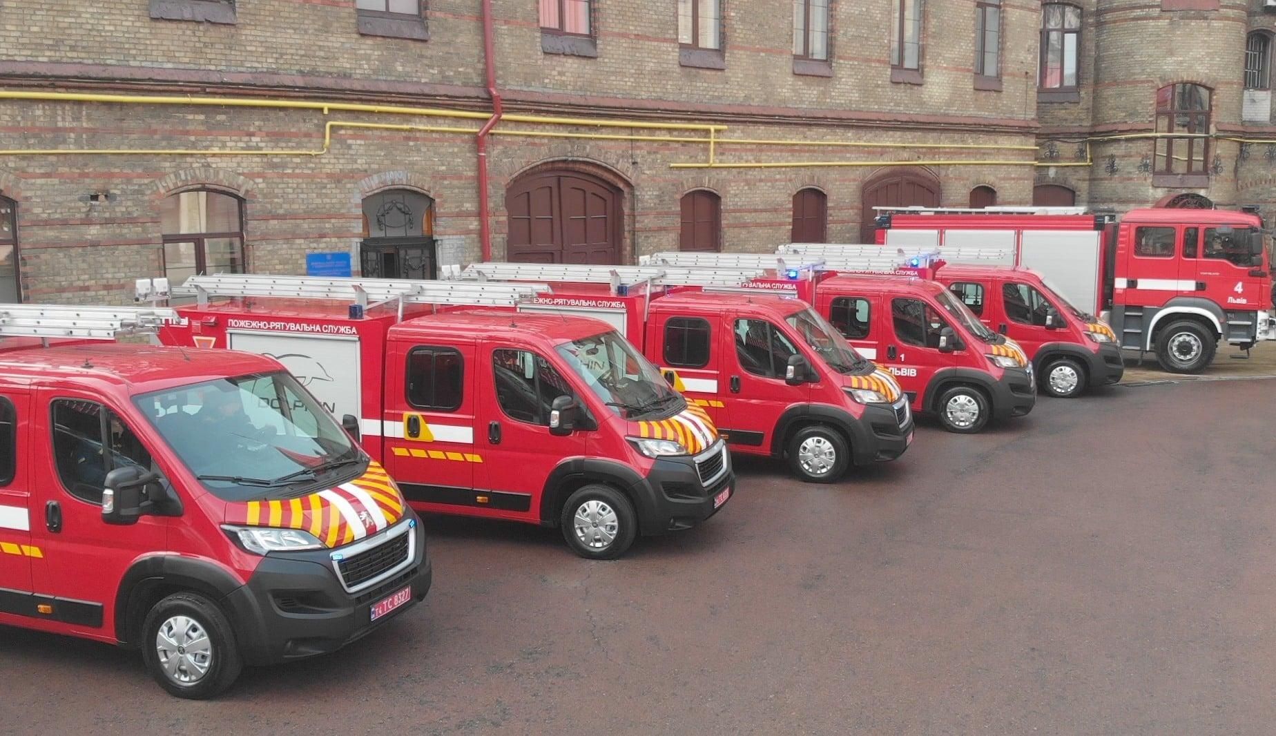 Рятувальники Львівщини отримали пожежні автомобілі першої допомоги за 9 мільйонів гривень: фото