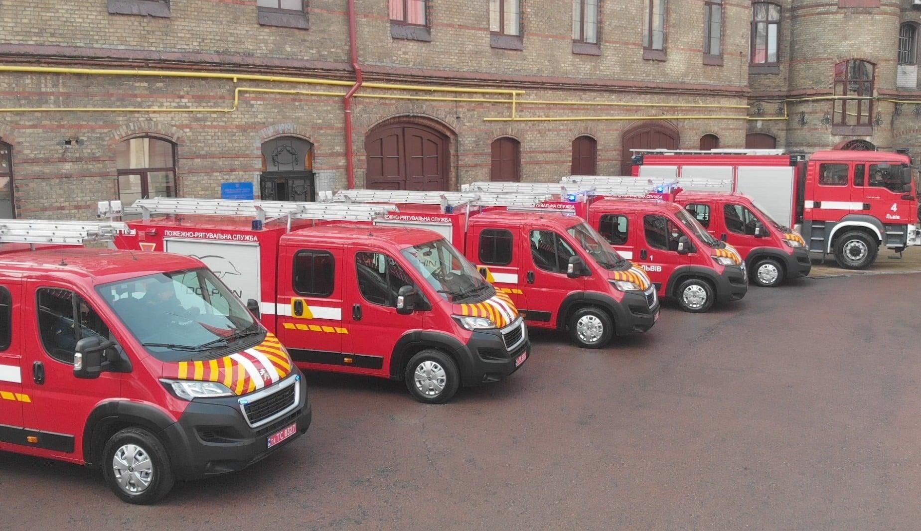 Спасатели Львовщины получили пожарные автомобили первой помощи