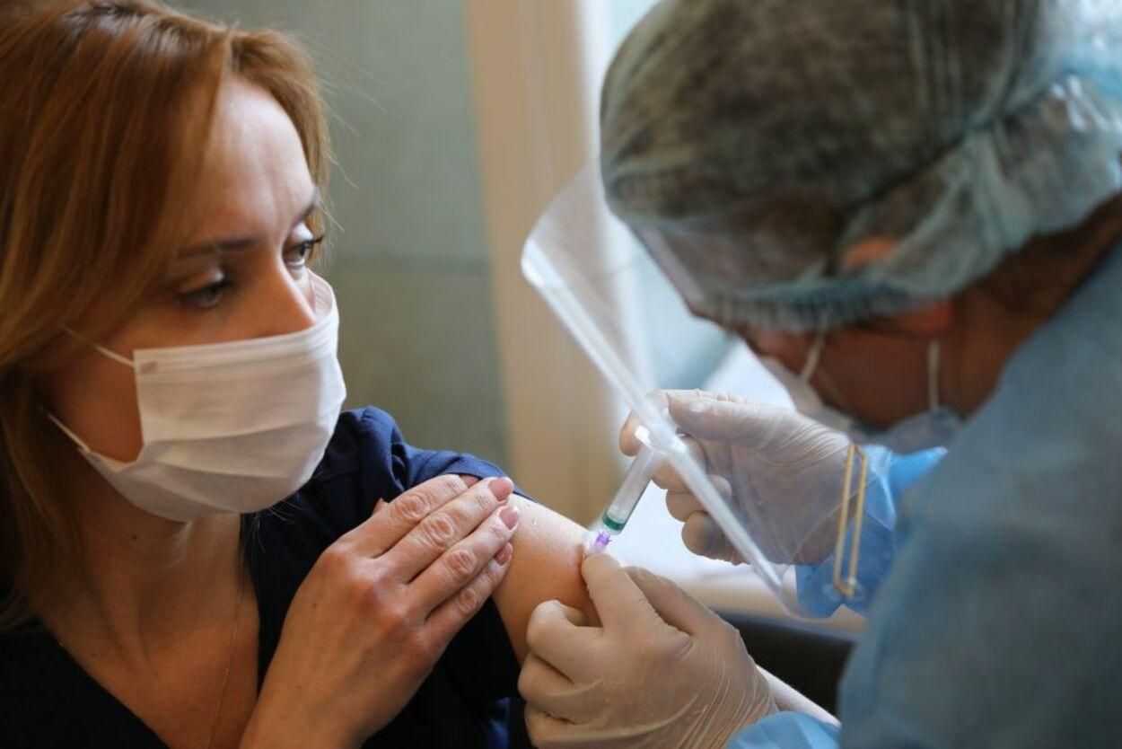 У Львові продовжують вакцинувати медиків: 340 медпрацівників вже отримали щеплення