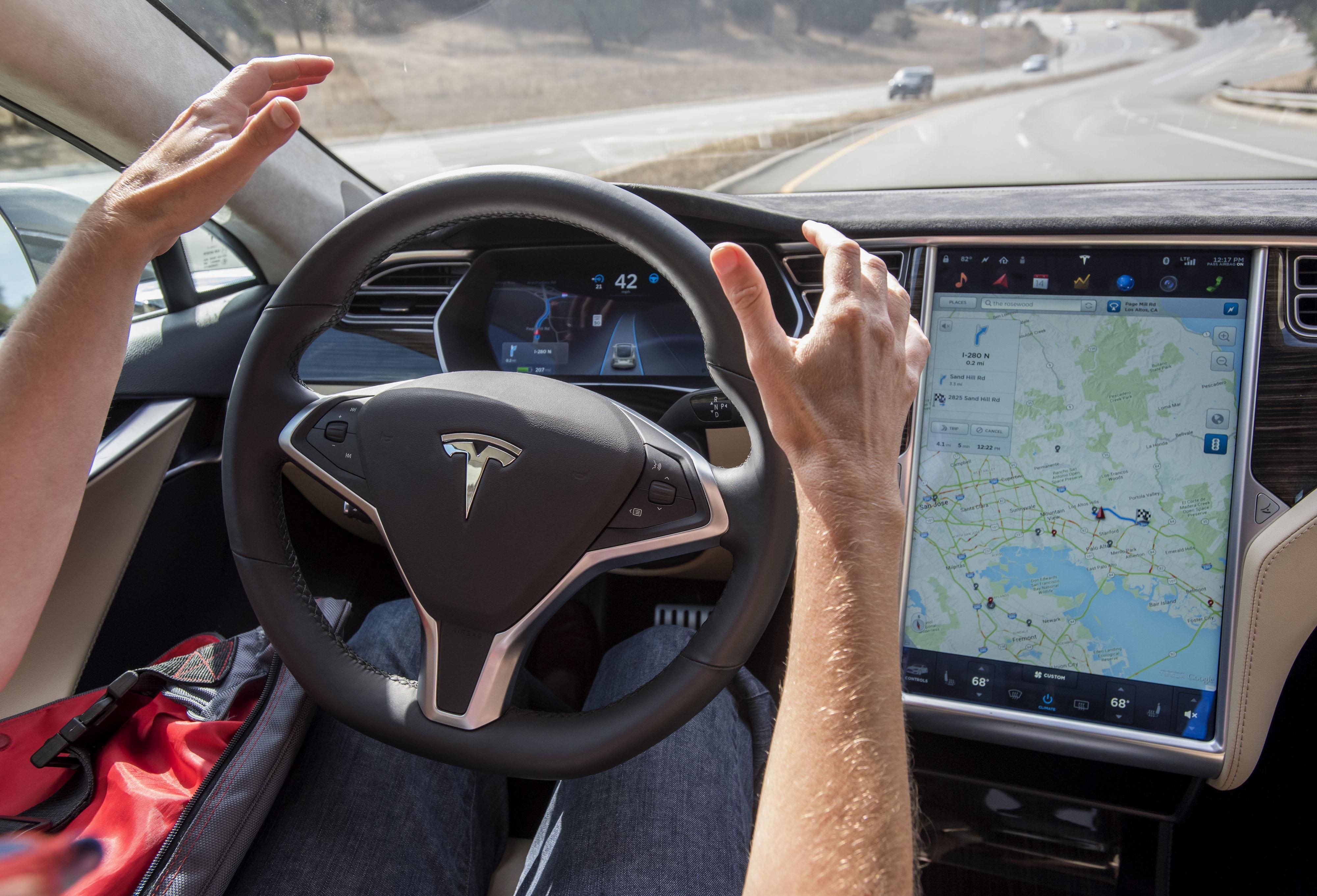Tesla зробить автопілот доступним за передплатою: відома дата