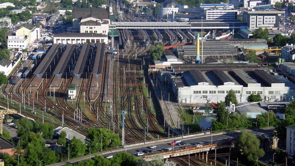На железнодорожном вокзале в Киеве поезд отрезал ноги пешеходу На железнодорожном вокзале в Киеве поезд отрезал ноги пешеходу