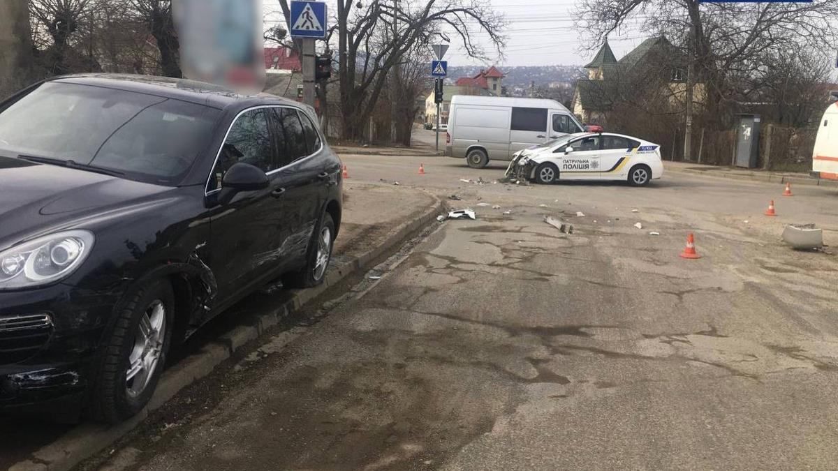 У Чернівцях поліцейський Prius протаранив Porsche У Чернівцях поліцейський Prius протаранив Porsche