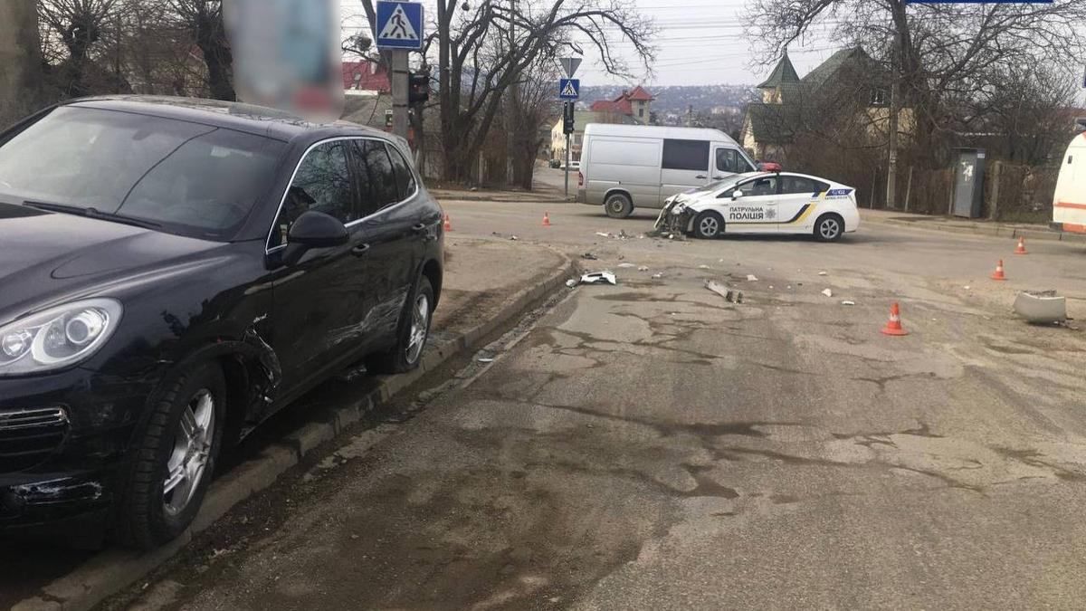 У Чернівцях поліцейський Prius протаранив Porsche 