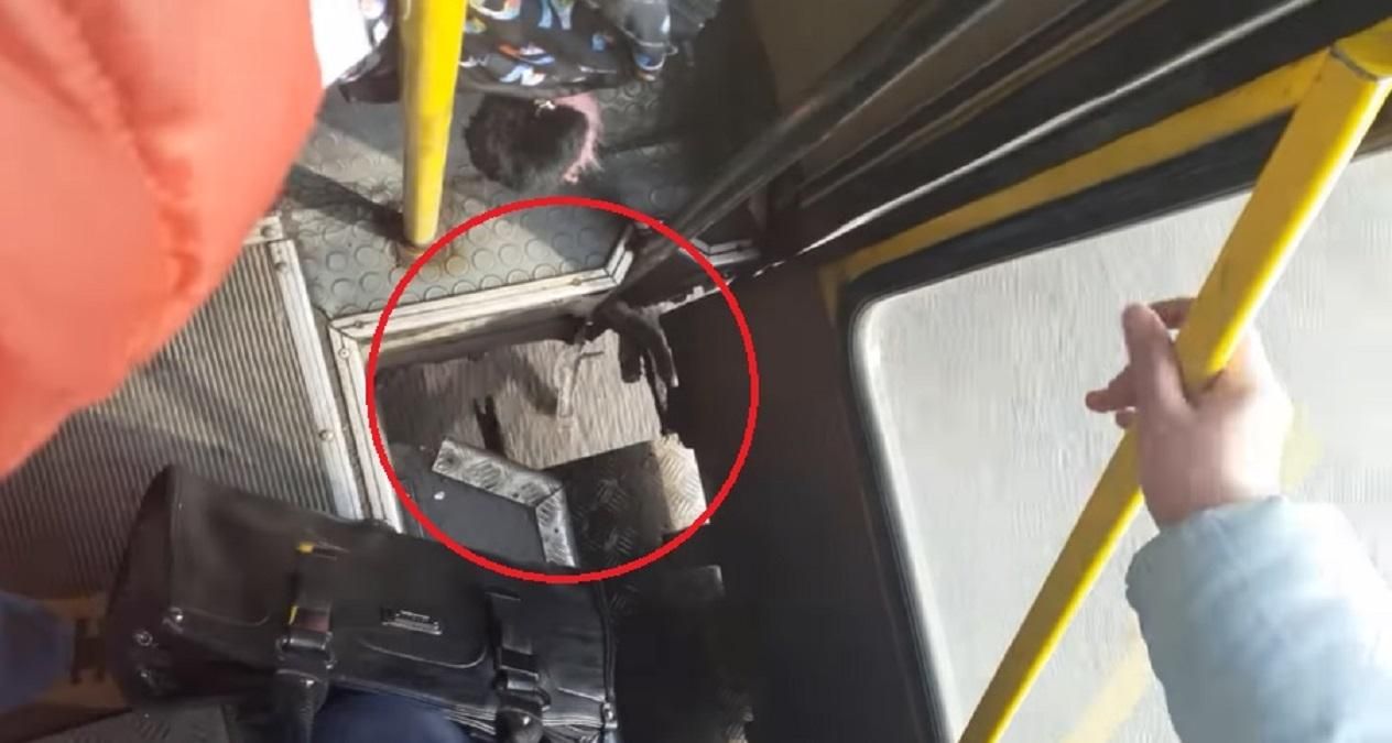 У Луцьку маршрутка курсувала з пробитим дном – відео У Луцьку маршрутка курсувала з пробитим дном – відео