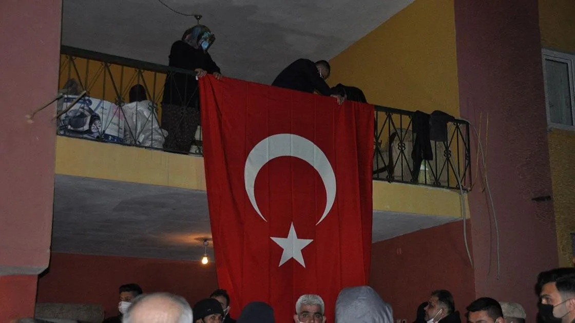У Туреччині родичі загиблих в авіакатастрофі вивішали прапори