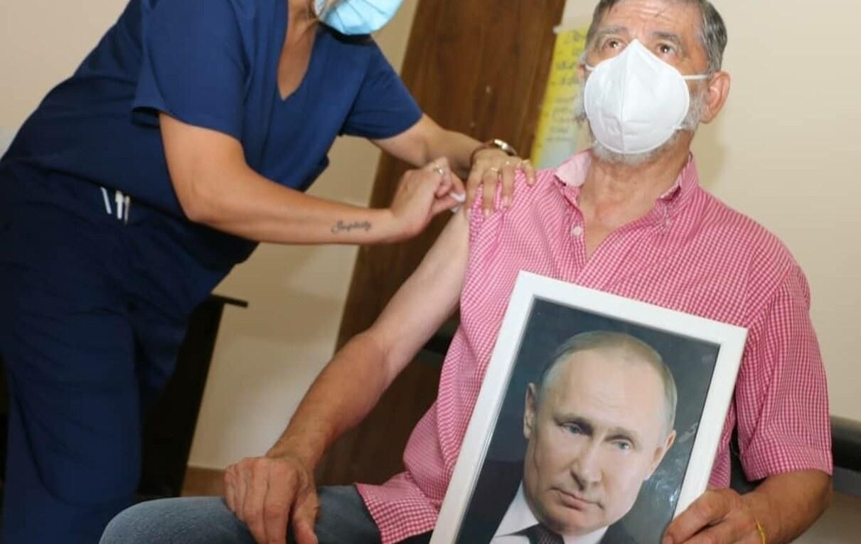 Мэр Хуан Карлос Гаспарини привился Спутником V с портретом Путнина в руках
