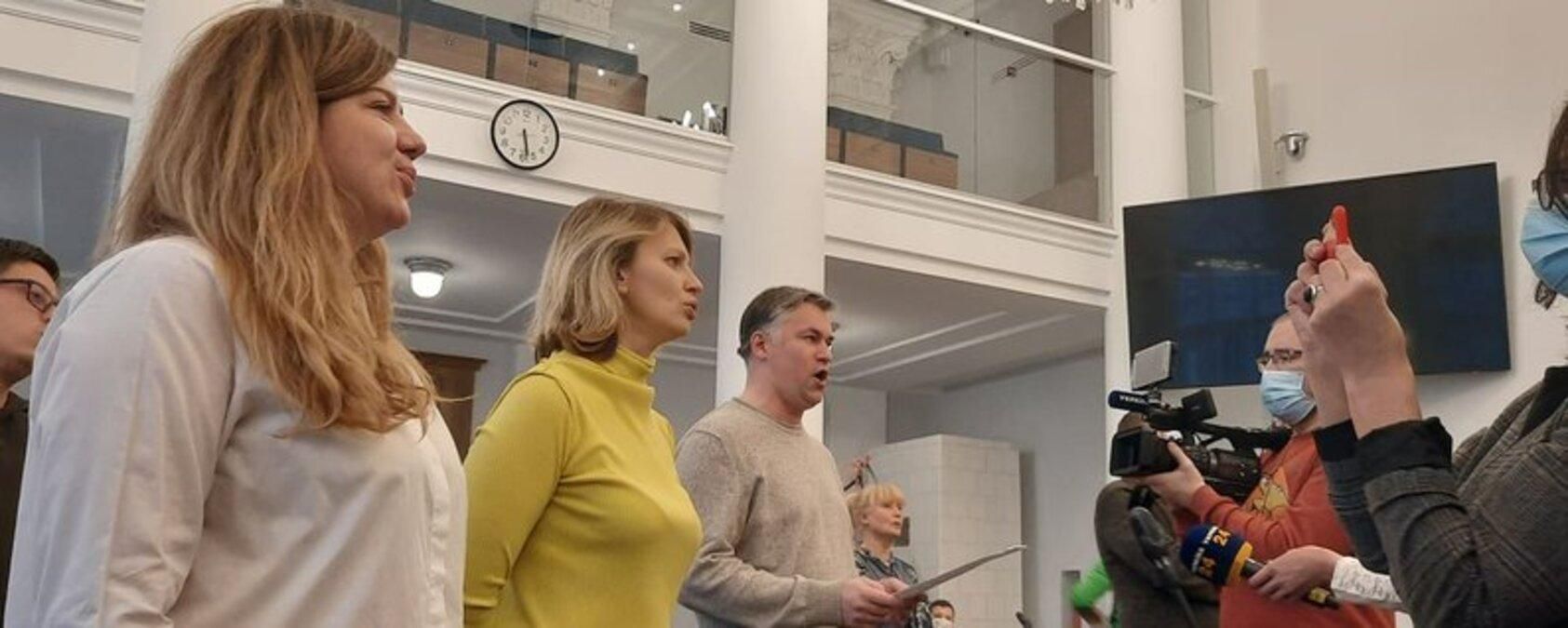 Співочі депутати: у Львівській міськраді пройшла перша репетиція хору – відео Співочі депутати: у Львівській міськраді пройшла перша репетиція хору – відео