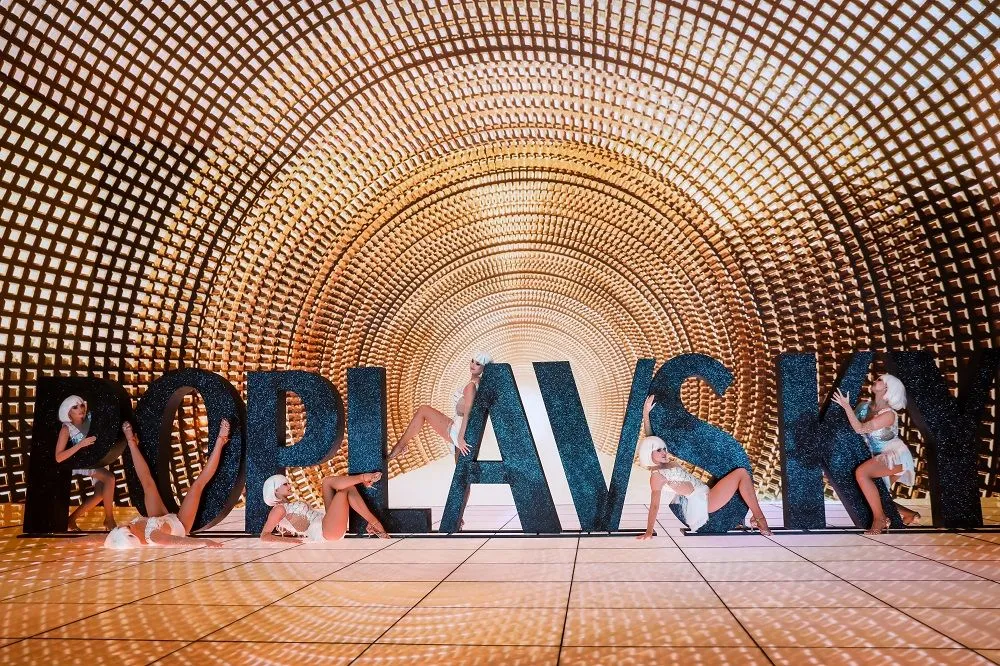 Михайло Поплавський випустив кліп в стилі голлівудських мюзиклів Михайло Поплавський випустив кліп в стилі голлівудських мюзиклів