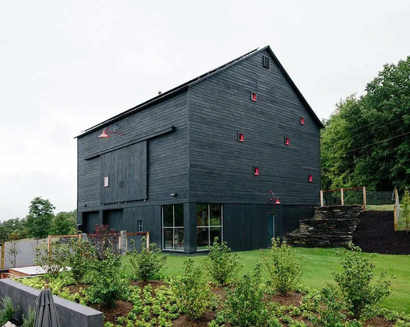 Чорне облицювання вілли / Фото Designboom Чорне облицювання вілли / Фото Designboom