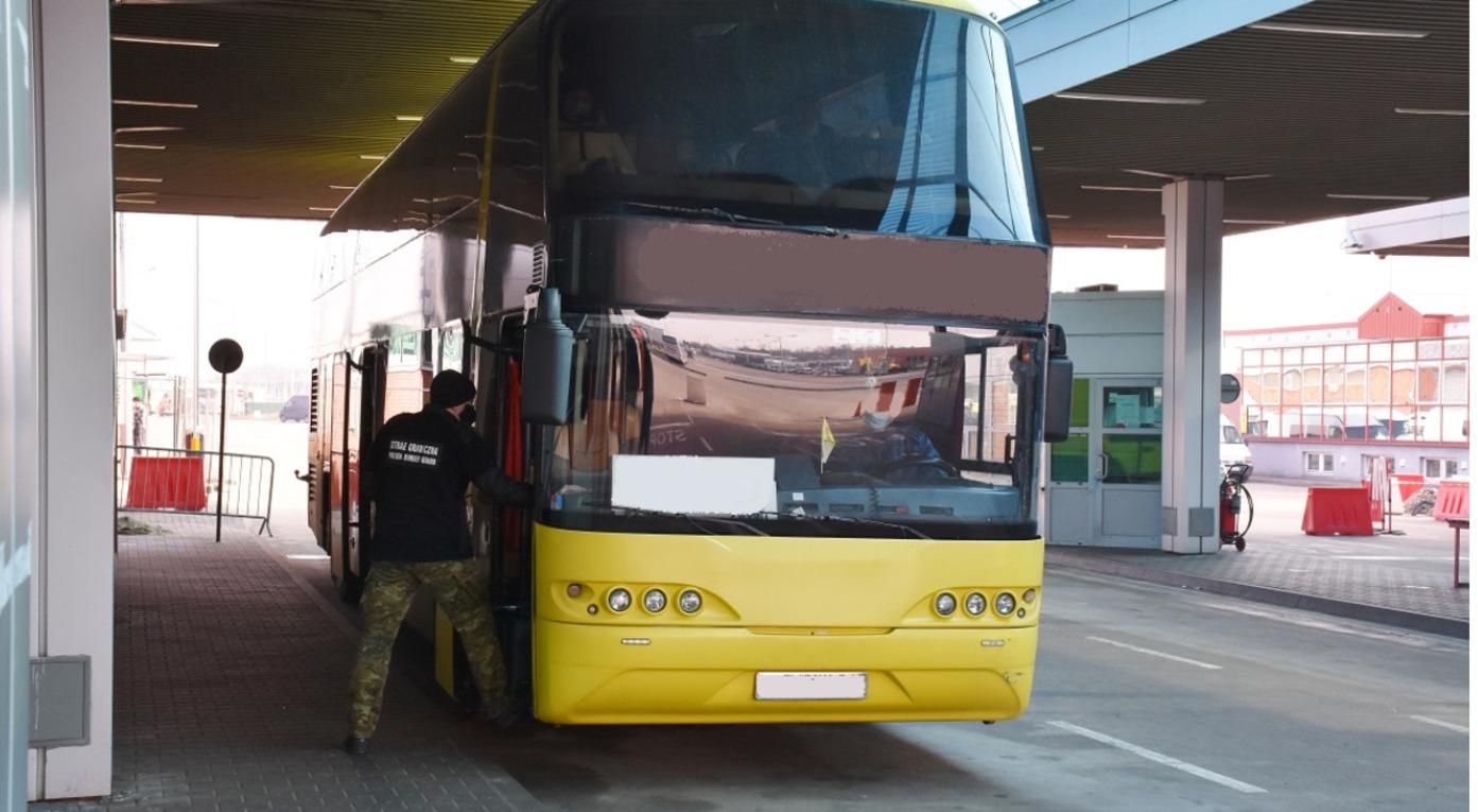 З Польщі завернули автобус з України: пасажир заявив, що має COVID-19