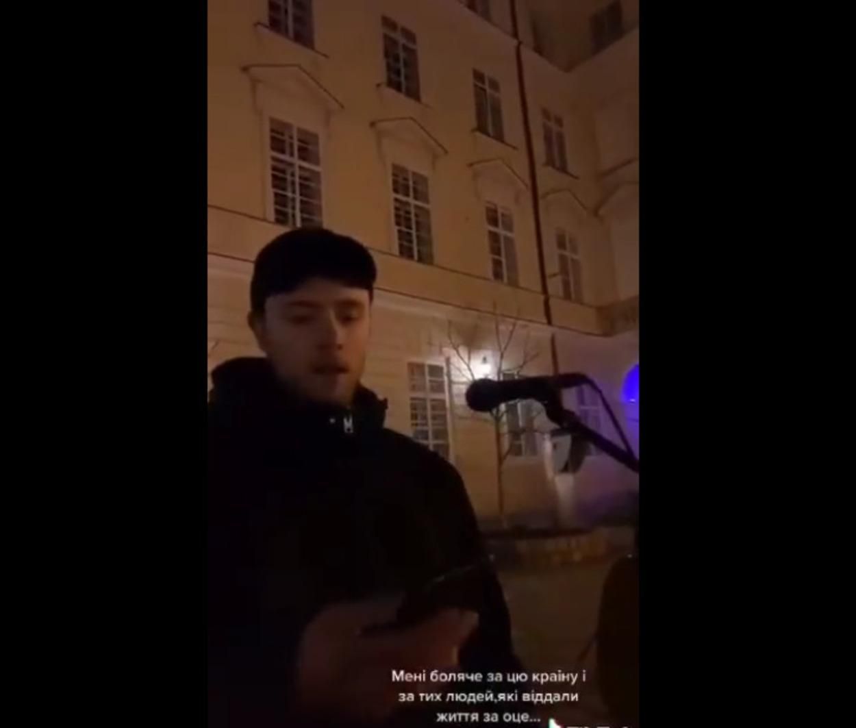Орали песни на русском: во Львове прохожие избили уличных музыкантов - видео 