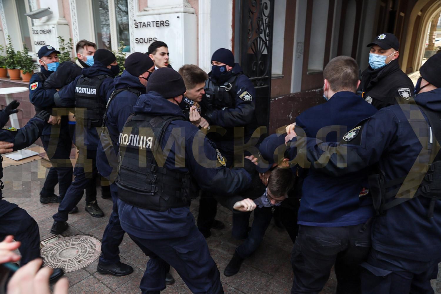 В Одессе радикалы пытались остановить марш женщин - фото, видео В Одессе радикалы пытались остановить марш женщин - фото, видео