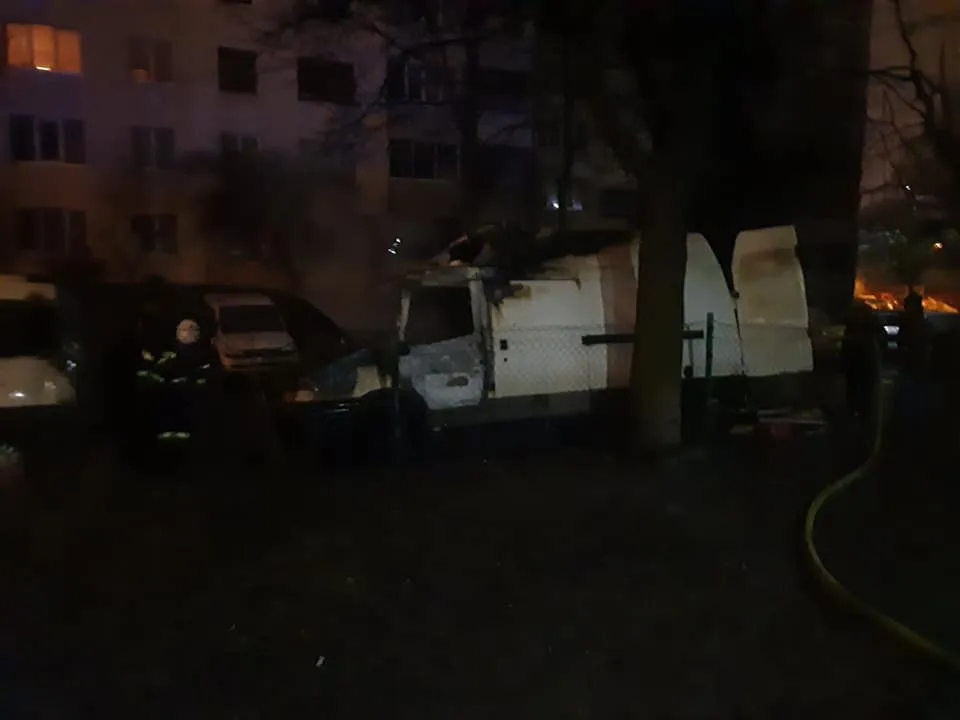 У Львові посеред подвір'я спалахнули 2 автівки: одна з них згоріла вщент – фото У Львові посеред подвір'я спалахнули 2 автівки: одна з них згоріла вщент – фото