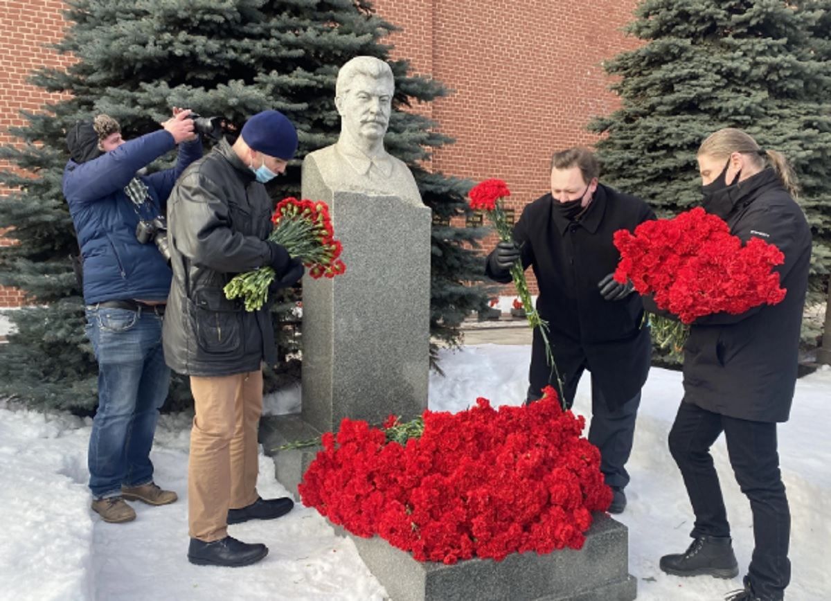 К могиле - по списку: в Москве отметили смерть Сталина