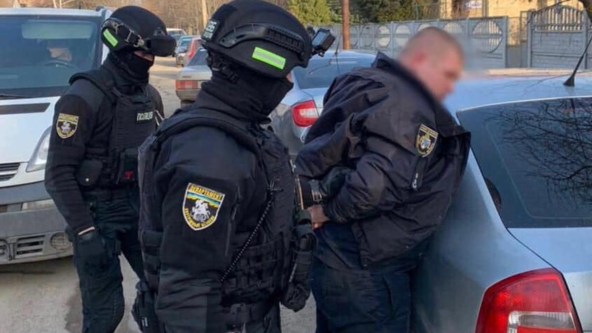 На Дніпропетровщині спіймали копа, який вимагав гроші у бізнеса На Дніпропетровщині спіймали копа, який вимагав гроші у бізнеса