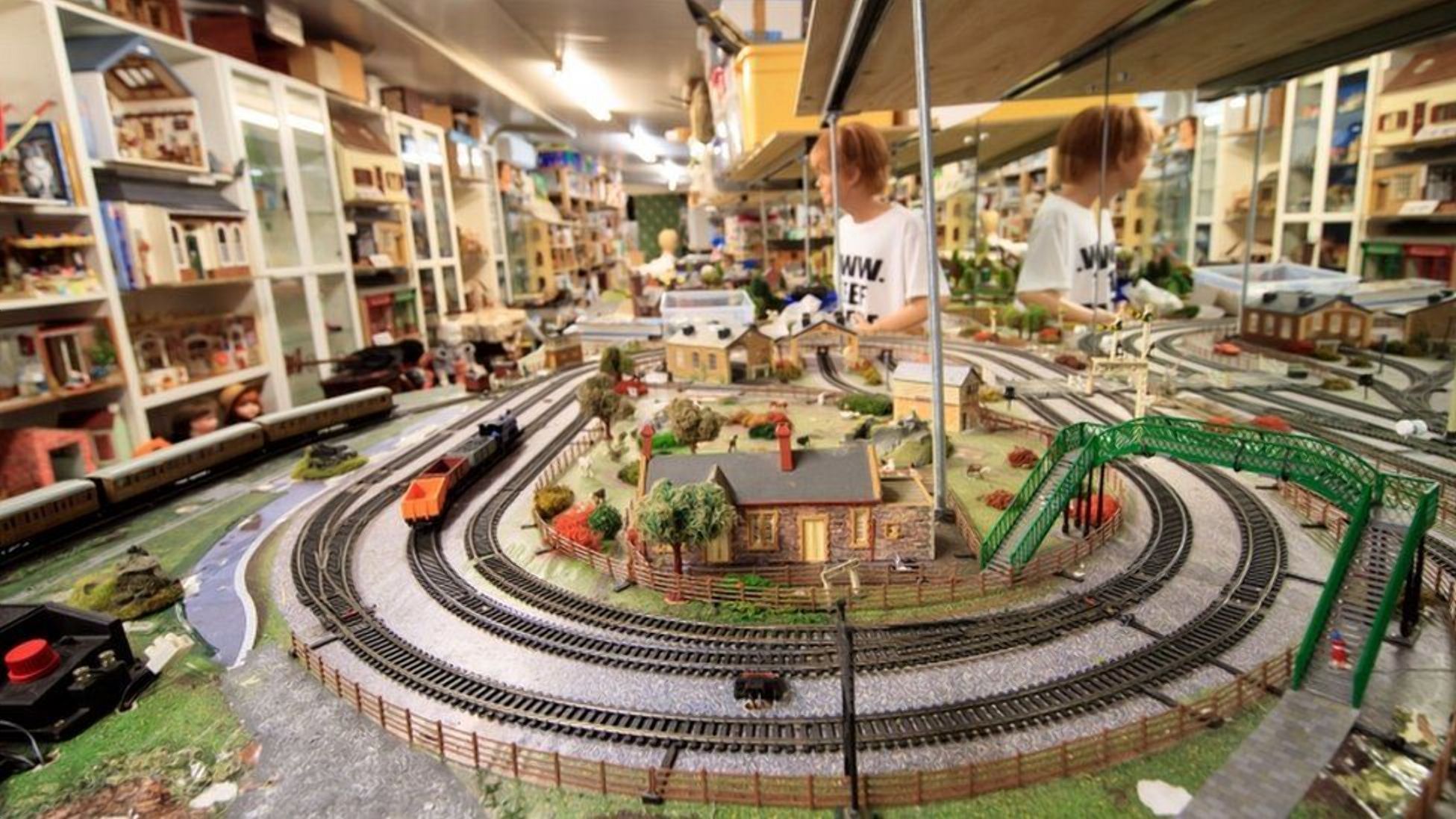 Продаж мініатюрних копій предметів Продаж мініатюрних копій предметів