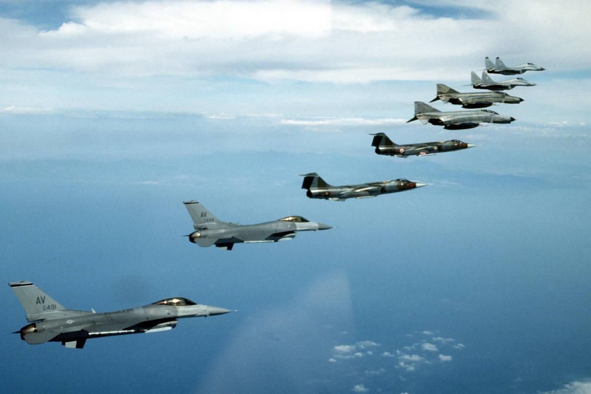 НАТО біля Криму: Росія пригрозила збивати літаки НАТО біля Криму: Росія пригрозила збивати літаки