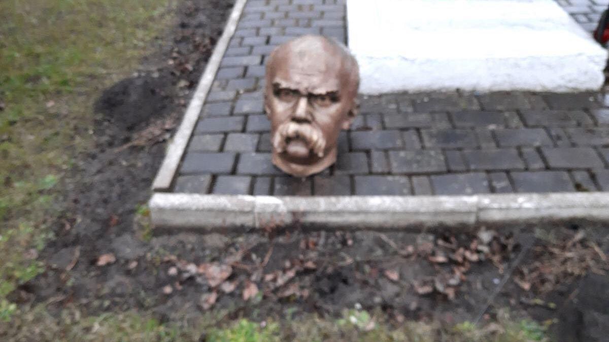 Поліція знайшла вандалів, які обезголовили Шевченка на Прикарпатті Поліція знайшла вандалів, які обезголовили Шевченка на Прикарпатті