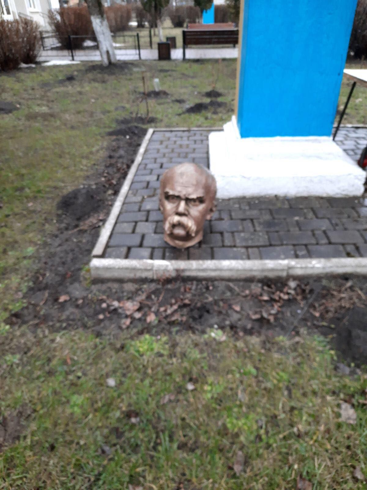 Поліція знайшла вандалів, які обезголовили Шевченка на Прикарпатті