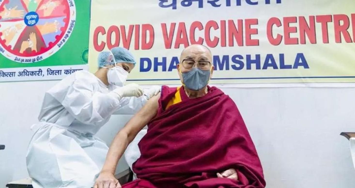 Далай-лама вакцинировался препаратом CoviShield: им прививают украицов