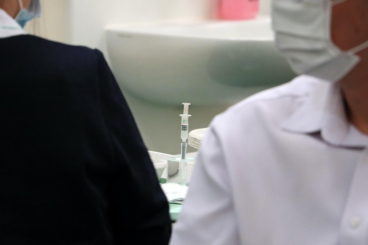 Міністри України вакцинуватимуться разом, якщо домовляться