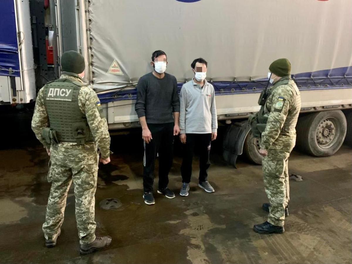 Одесские пограничники обнаружили мигрантов из Сирии в грузовом судне