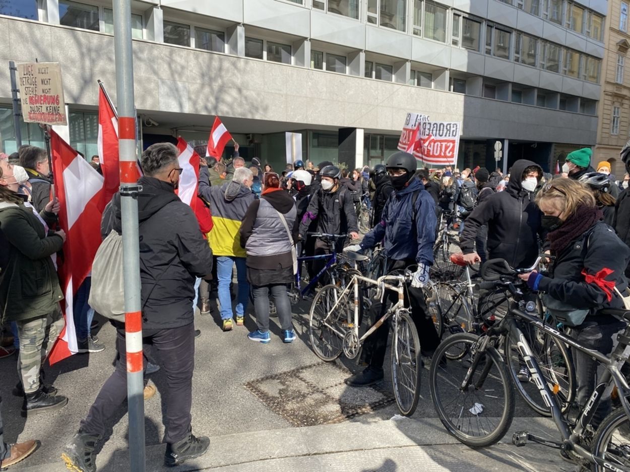 В Вене люди вышли на массовые антикарантинние протесты: видео