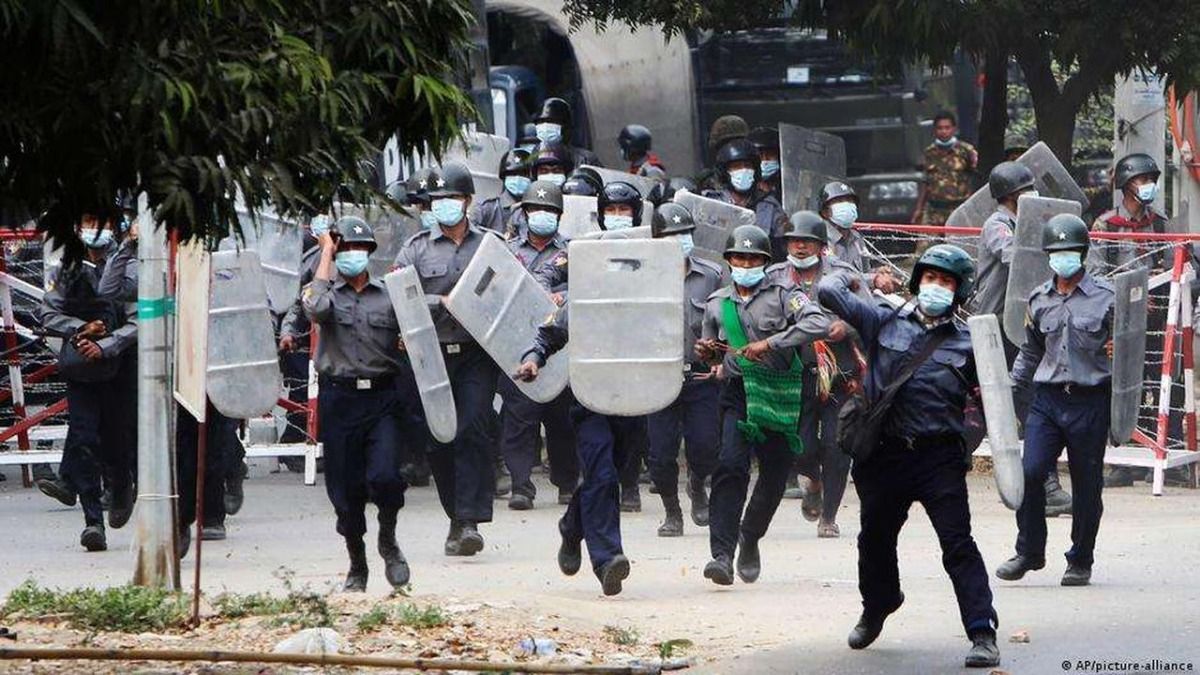 У М'янмі поновились протести: силовики стріляють в людей – відео У М'янмі поновились протести: силовики стріляють в людей – відео